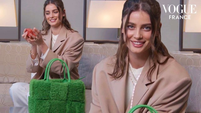 'Qu’emporte Taylor Hill dans son sac, pour la Fashion de Paris ? | Vogue France'