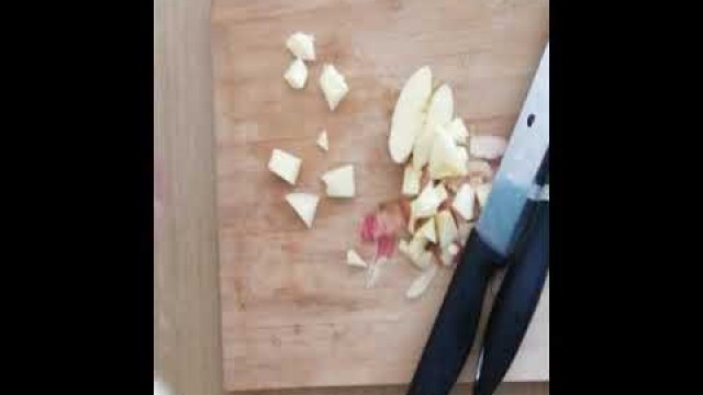 'Tommee Tippee Baby Food Maker to prepare Apple Puree'