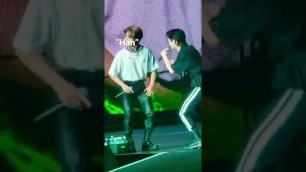 'Felix messing with Jisung in front of thousands of Stays #straykids #hanjisung #felix'