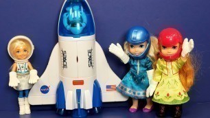 'Space explorers ! Elsa & Anna toddlers & Chelsea fly to the moon - Barbie - spaceship'
