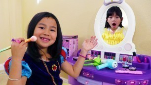 'Jannie Pretend Play w/ Kids Make Up Toys & Dress Up as Cute Disney Princesses'