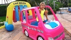 'Diana and Papa Pretend Play car wash'