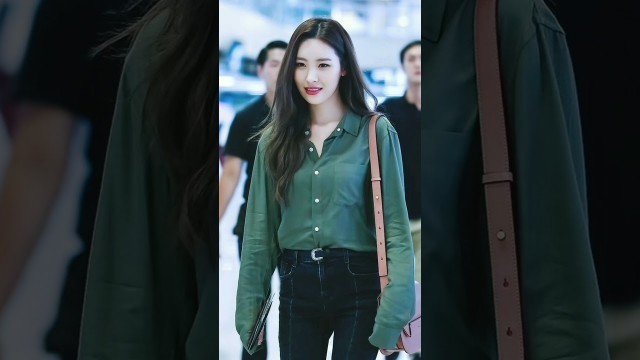 'Other kpop idol Vs Hwasa airport fashion'