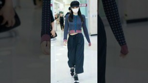 'Jennie vs lisa airport fashion