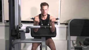'Exercice de musculation biceps - Flexion de bras au Larry Scott à la barre'