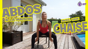 'Abdos Fitness avec une chaise à la maison'