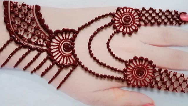 'New Back hand Easy & Simple  mehndi design for beginners 2021'