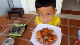 'Cooking crab yummy eat with small kid / Foods Cooking'