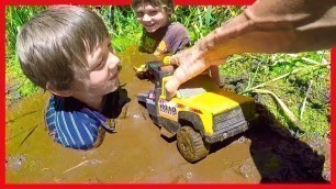 'TOW TRUCKS STUCK IN THE MUD! - Axel Show Toy Trucks'