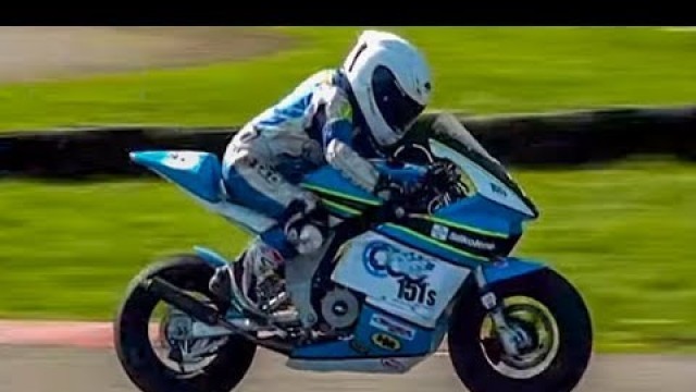 'Kids aged 8+ racing motorcycles: Cool FAB British Minibikes Champ 2017: Rd 1, Part 3'