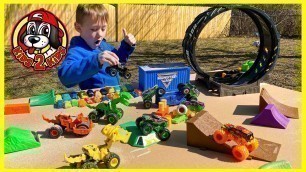 'Monster Jam Truck Toys - GRAVE DIGGER Triple Threat Obstacle Course!! (with FREESTYLE HIGHLIGHTS)'